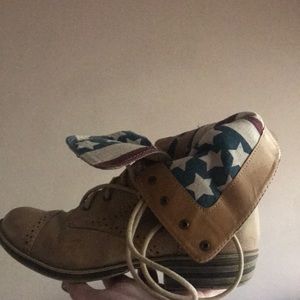 Leather combat boots with canvas flag lining